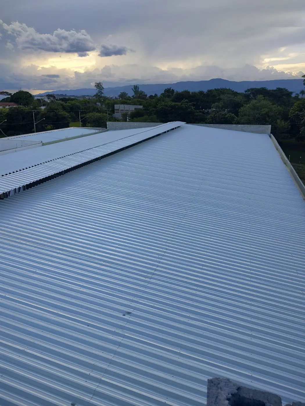 Cobertura metálica de galpão industrial com treliças e telhas metálicas